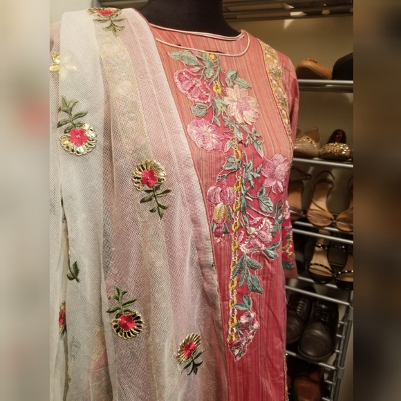 SOLD Crimson x Republic Womenswear Lawn - Picture 3 of 4